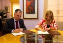 Noticias::Miriam Rabaneda firma un convenio con el hotel Plaza de Santiago de Pinto para fomentar el deporte