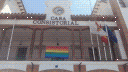 Noticias::La bandera arcoíris luce por primera vez en el balcón del Ayuntamiento de Pinto