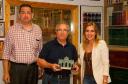 Noticias::Miriam Rabaneda entrega al Club Taurino el trofeo Puerta de Alcalá para que sea expuesto en el Museo Taurino Municipal