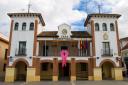 Fachada del Ayuntamiento de Pinto con el lazo rosa como reconocimiento a quienes sufren esta enfermedad y a sus familias.