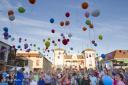 Noticias:: Fiesta y suelta de globos de los deseos en la Semana del Mayor