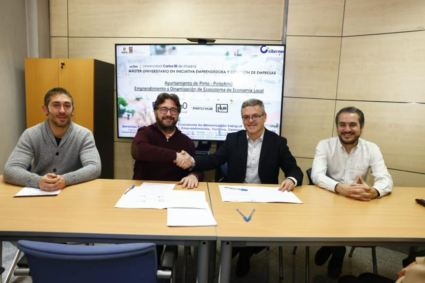 La firma del convenio entre el Ayuntamiento de Pinto y el grupo Cibernos, realizada en Pinto HUB.