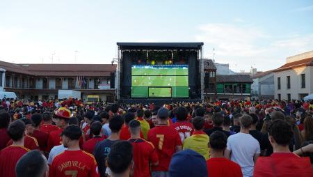 Imagen Pinto anima a la Selección Española de Fútbol con una pantalla gigante...